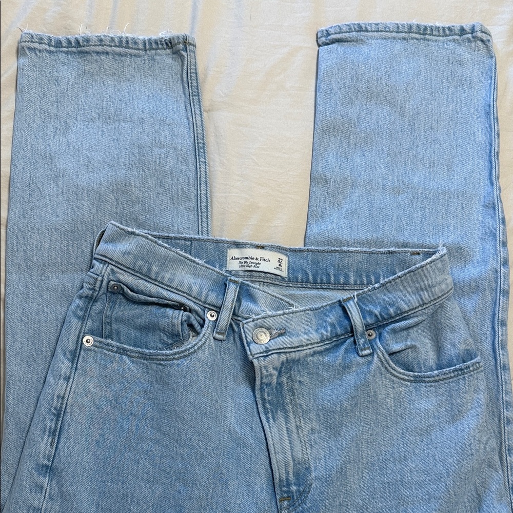 Abercrombie & Fitch Light Wash Women’s Straight Jeans